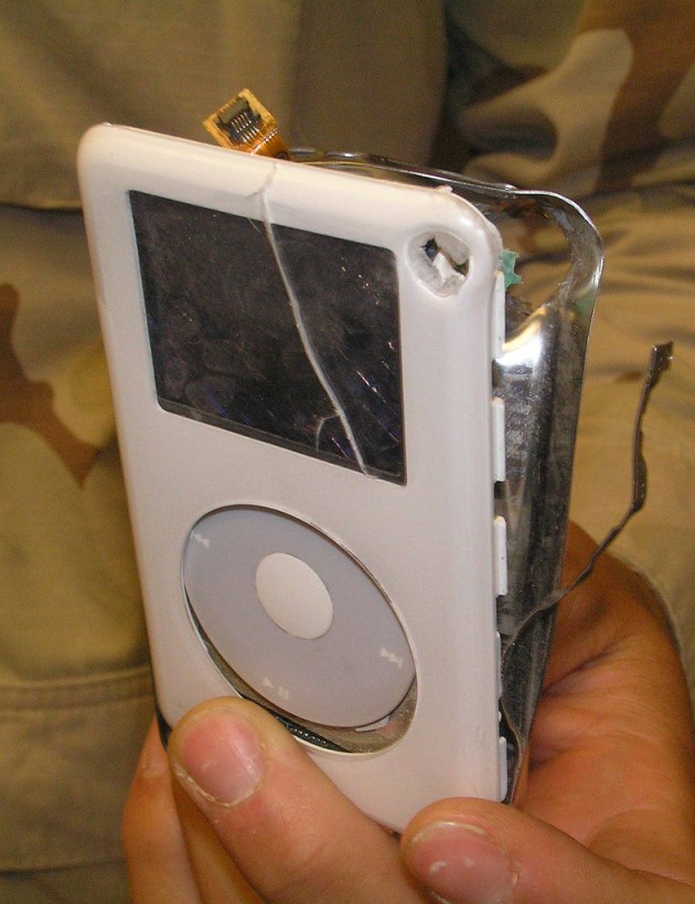 Så nære var Kevin Garrad å bli drept, istedet ble iPoden i hans brystlomme truffet (foto: Flickr).