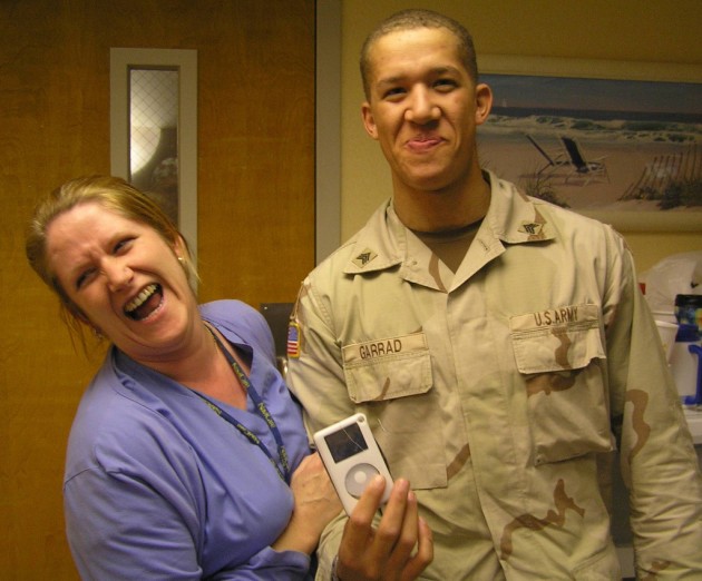 Soldatens mor er takknemlig for at sønnen lever, og iPoden er død istedet (foto: Flickr)