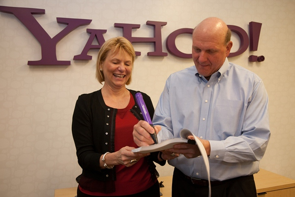 Microsoft-sjef Steve Ballmer (t.h.) undertegner den nye søkeavtalen med Yahoo, til Yahoo-sjef Carol Blitz' store fornøyelse. (Foto: Microsoft) 